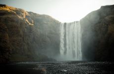 Der Skogafoss (Islands schoenster Wasserfall) am Morgen