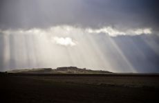Wunderschoene Lichtstimmung in Island - Die Sonne bricht durch die Wolken