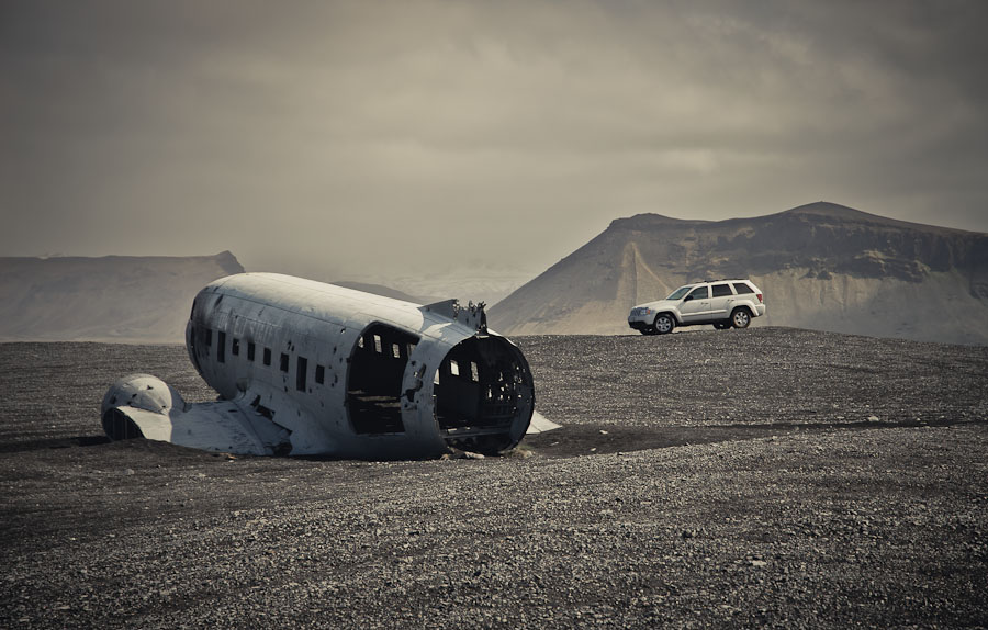 Flugzeugwrack in einer Steinwüste in Island