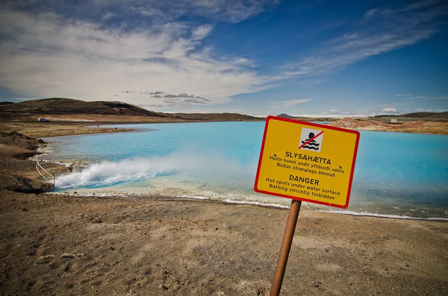Ein künstlicher Geo-Thermal See eines naheliegenen Kraftwerkes