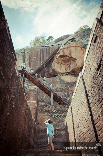 sigiriya aufstieg felsen treppen